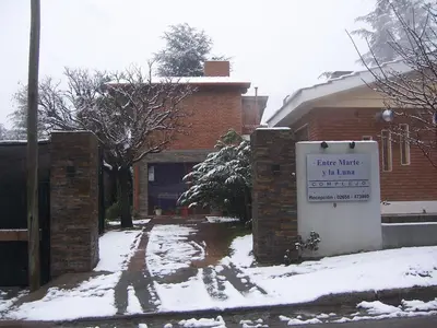 a sign in the snow in front of a building at Complejo Entre Marte y La Luna in Merlo