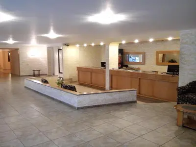 a lobby of a hospital with a waiting room at Hotel Mónaco in Villa Carlos Paz