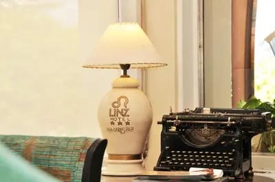 a lamp sitting on a table next to an old typewriter at Hotel Linz in Villa Carlos Paz
