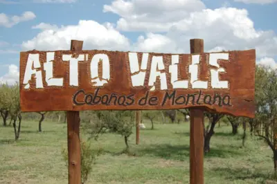 a sign that says africa valley colombias de mariana at Alto Valle Cabañas de Montaña in Mina Clavero