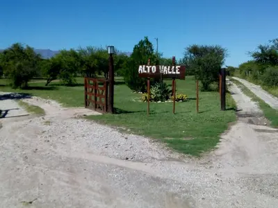 a sign that saysonto wake next to a dirt road at Alto Valle Cabañas de Montaña in Mina Clavero