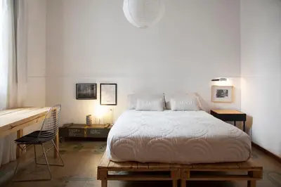 a bedroom with a bed and a desk and a chair at Casa Helsinki in Cordoba
