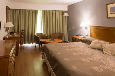 a hotel room with a bed and a desk at Howard Johnson Rio Cuarto Hotel y Casino in Río Cuarto