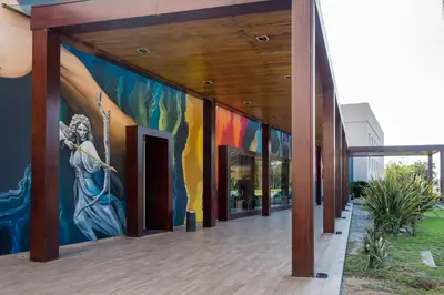 a mural of a woman on the side of a building at Howard Johnson Rio Cuarto Hotel y Casino in Río Cuarto