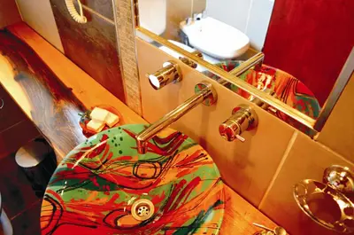 a bathroom with a colorful toilet seat and a mirror at Lago Manso in Potrero de Garay