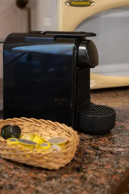 a black toaster and a basket on a counter at El Chañar in Villa General Belgrano