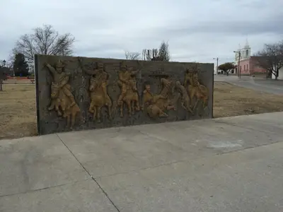 a sculpture of dogs on the side of a wall at Hosteria Renca in Renca