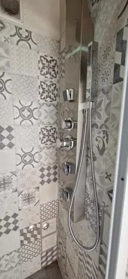 a shower with a glass door in a bathroom at ViviSierras, Carlos Paz casa centro frente al lago, pileta climatizada, 4 dormitorios, 3 baños, quincho in Villa Carlos Paz