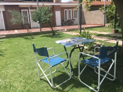 two chairs and a table in a yard at El Chinchero Departamentos in Merlo
