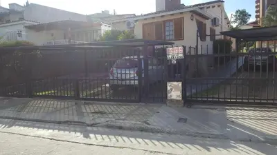 a black fence with a car parked behind it at complejo Casa Walter in Villa Carlos Paz