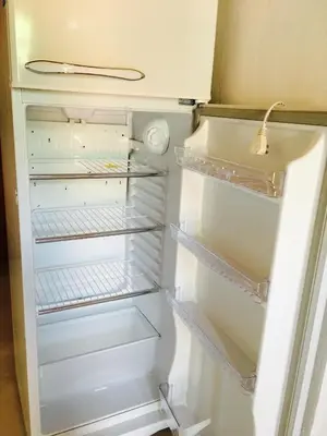 an empty refrigerator with its door open in a kitchen at La Carolina in Santa Rosa de Calamuchita