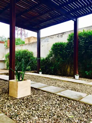 a pavilion with a plant in a wooden box at La Carolina in Santa Rosa de Calamuchita