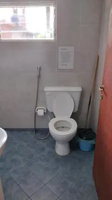 a bathroom with a toilet and a sink at Lo de Lili Departamentos Mina Clavero in Mina Clavero