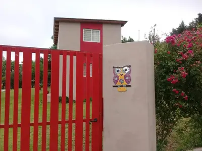 a mosaic of a cat on the side of a fence at Cabañas Brisas Del Mirador in Bialet Massé