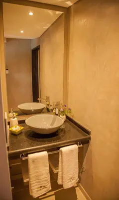 a bathroom with a sink and a large mirror at Lake Point Residencias in Villa Parque Siquiman