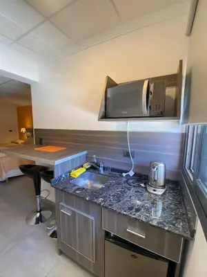 a kitchen with a sink and a microwave at Alto Valle in Nono
