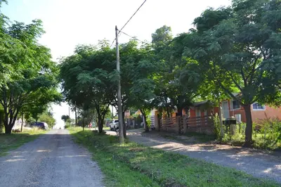 a dirt road with trees and a house at Cabañas El Paraiso in Villa Parque Siquiman