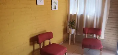 a room with three red chairs and a window at Cabaña Refugio De Caminantes in Tanti