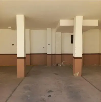 an empty room with pillars in an empty building at Edificio Trebol - Departamento en pleno centro de Carlos Paz in Villa Carlos Paz