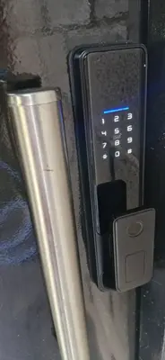 a cell phone is attached to a wall at Vivisierras, Duplex a estrenar con pileta privada centro Villa Carlos Paz, 3 dormitorios, 2 baños, vista in Villa Carlos Paz