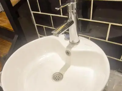 a white sink with a faucet in a bathroom at Vivisierras, Duplex a estrenar con pileta privada centro Villa Carlos Paz, 3 dormitorios, 2 baños, vista in Villa Carlos Paz