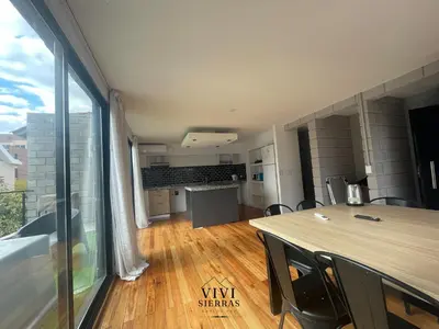a kitchen and dining room with a table and chairs at Vivisierras, Duplex a estrenar con pileta privada centro Villa Carlos Paz, 3 dormitorios, 2 baños, vista in Villa Carlos Paz