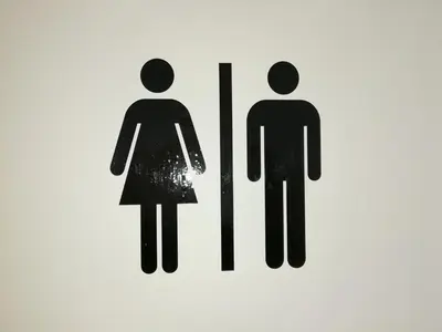a sign with a man and a woman at EFE Aparts in Mina Clavero
