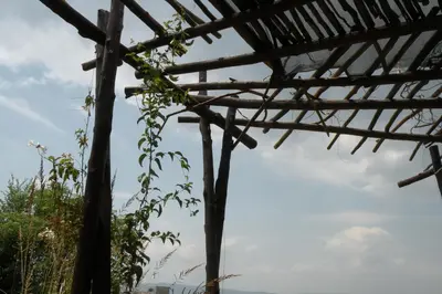 a bamboo building with the sky in the background at Cabaña La Miranta in Los Reartes