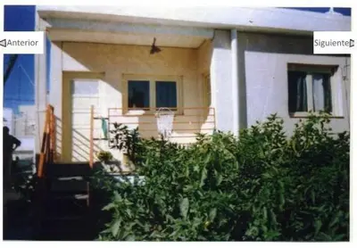 a house with a bush in front of it at Residencial Marluc in Río Cuarto