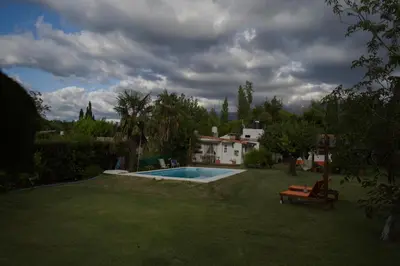 a backyard with a swimming pool and a house at Cabaña Su Estar in Villa de Las Rosas