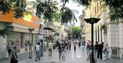 a crowd of people walking down a busy city street at Departamento sobre principal calle PEATONAL plena zona Finaciera y Comercial in Cordoba