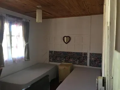 a small room with two beds and a window at Sol de Bach in Tanti