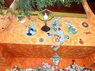 a table topped with a table top with a glass table top at La Neofita in Mina Clavero