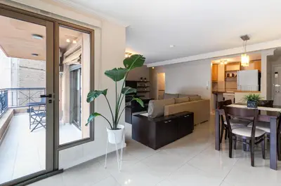 a living room and a kitchen with a dining room at Departamento luminoso con balcón, aire y Wi-FI-Nueva Córdoba in Cordoba