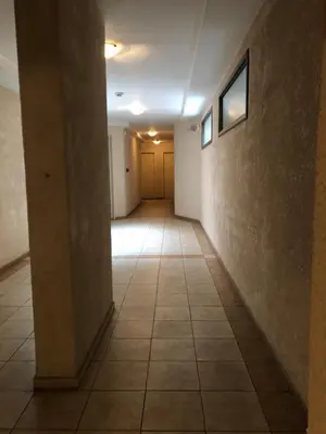 an empty hallway with a tile floor and a wall at Departamento luminoso con balcón, aire y Wi-FI-Nueva Córdoba in Cordoba