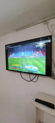 a flat screen tv hanging on a wall at Balcarce Suits PB in Bell Ville