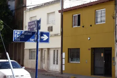 a street sign in front of a yellow building at Departamento Centrico Laprida in Cordoba