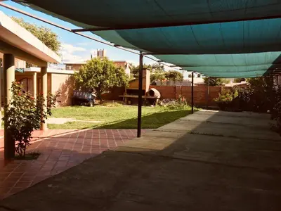 a blue covering over a walkway in a yard at Aoniken Cabañas in Villa Cura Brochero