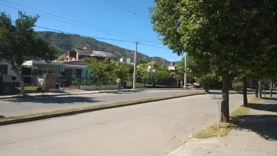 an empty street in a town with a mountain at Departamento Carlos Paz in Villa Carlos Paz