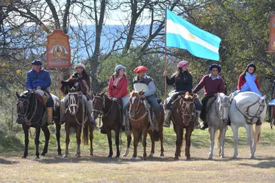 a group of people on horses holding a flag at Granja El Aromo in Las Calles
