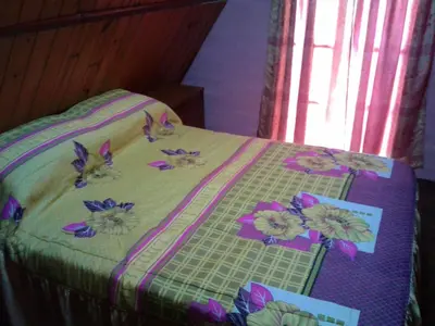 a bed with flowers on top of it at Cabanas Junto al Rio in Panaholma