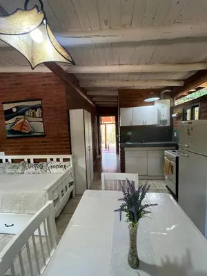 a room with a table and a kitchen with a bed at Casita siempre verde in Los Hornillos
