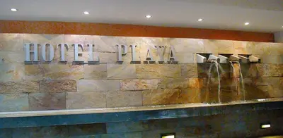 a hotel lobby with a hotel play sign on the wall at Hotel Playa in Villa Carlos Paz