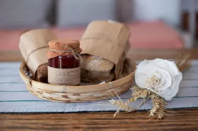a basket of bread and a flower on a table at Las Quimeras in Nono