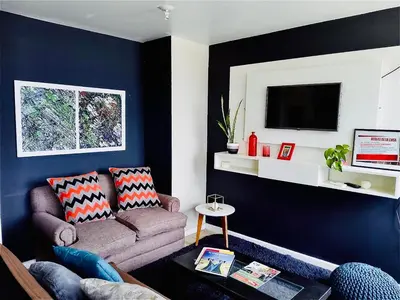a living room with a couch and a tv at Departamento Premiun En Zona Centro in Cordoba