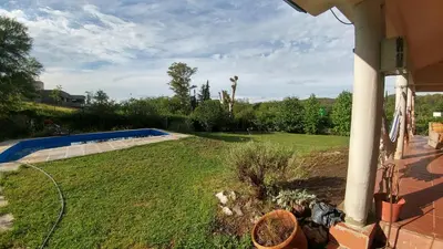 a view of a yard with a swimming pool at casa de campo en Villa Los Aromos Cordoba in Villa Los Aromos