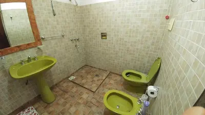 a bathroom with two green toilets and a sink at casa de campo en Villa Los Aromos Cordoba in Villa Los Aromos