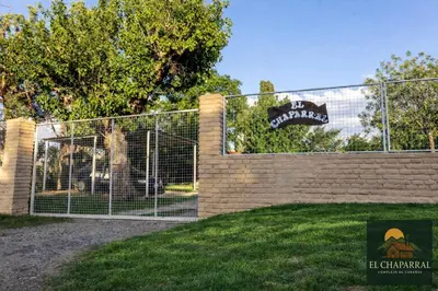 a fence with a gate with a sign on it at Cabaña El Chaparral Villa Dolores, Traslasierra 1 in Piedra Pintada