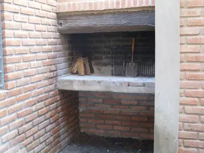 a brick wall with a shelf in a brick oven at El Viejo Vagon in Mina Clavero