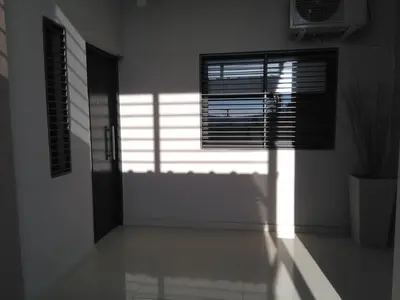 a room with a window with the sun shining through at Magenta Departamentos in Mina Clavero
